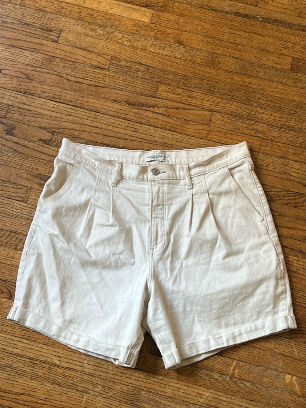 Abercrombie & Fitch The Pleated Short Ultra High Rise White size 33